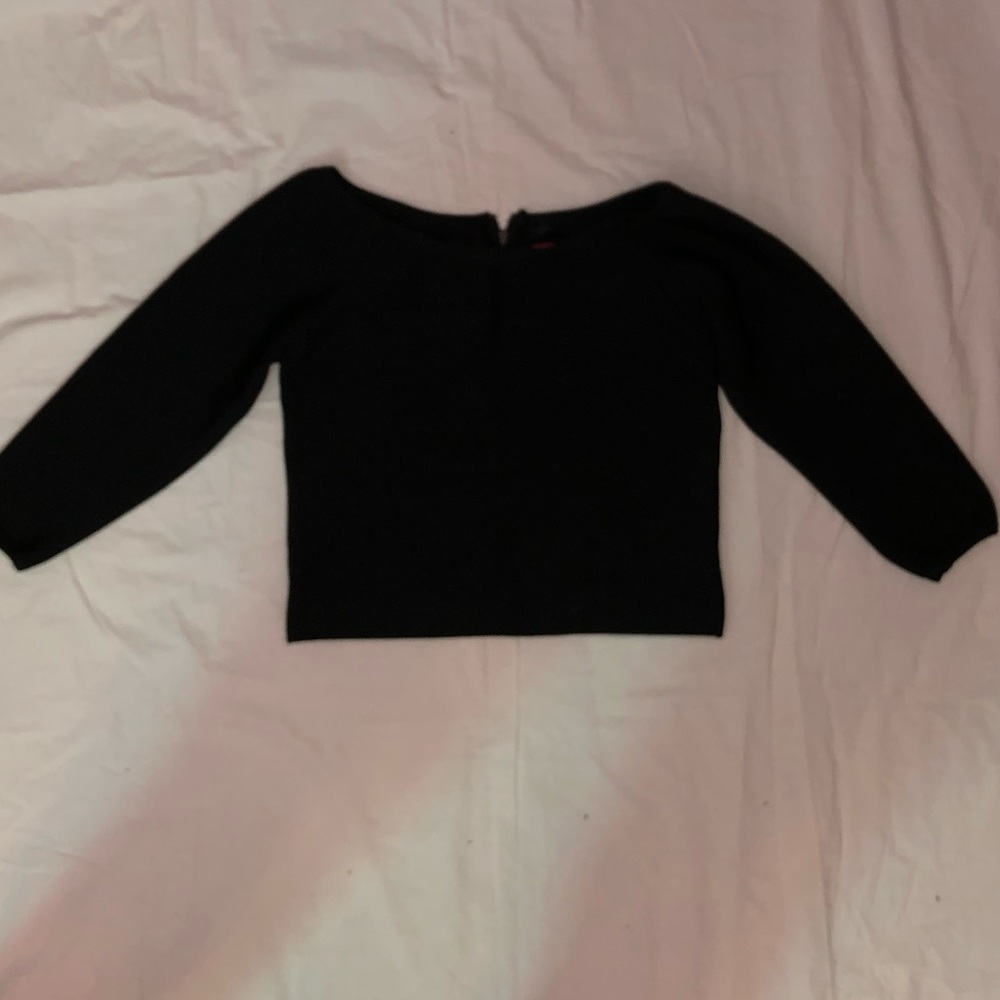 Cropped black shirt